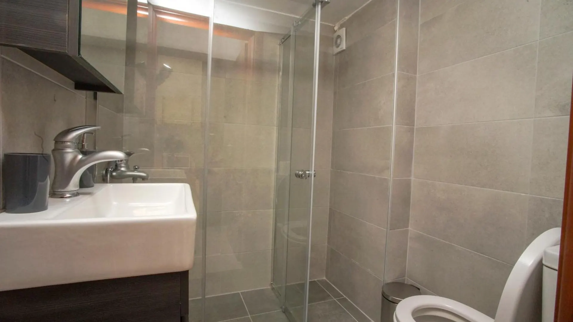 Work Of Art Apartment In Nea Michaniona