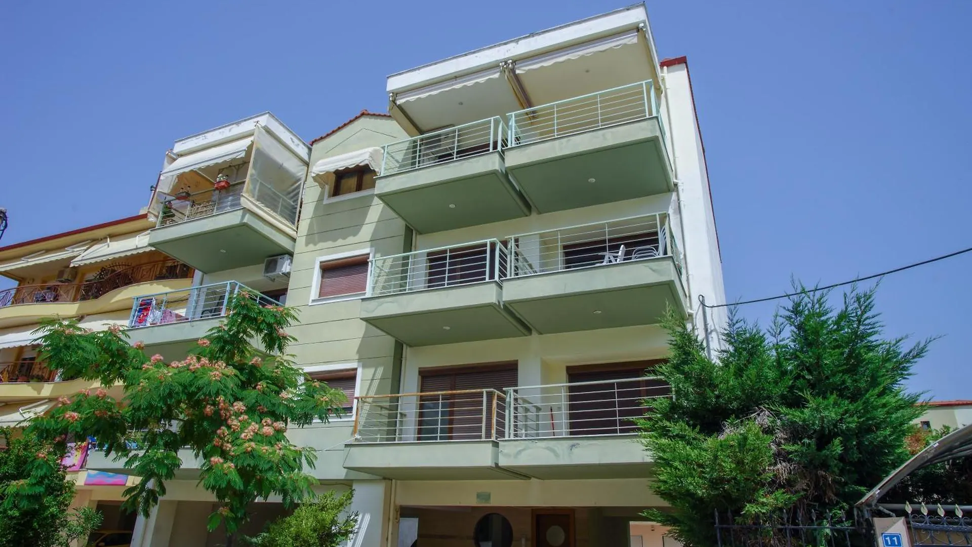 Work Of Art Apartment In Nea Michaniona